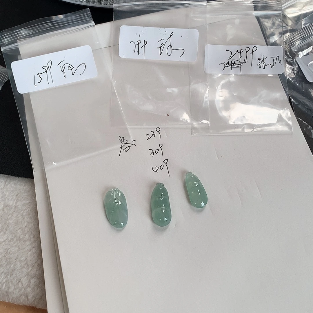 颈饰未镶嵌翡翠球****嘛一起