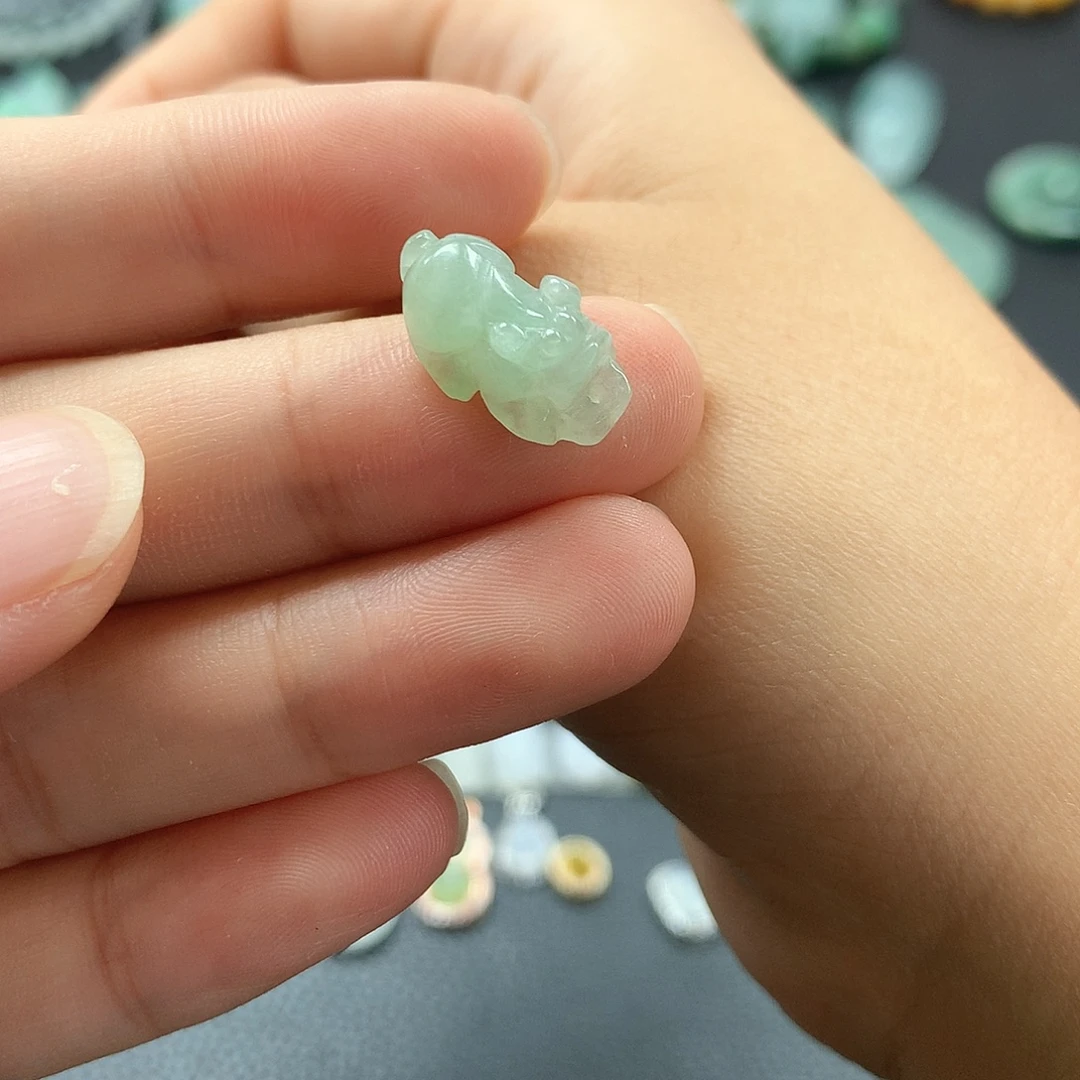 翡翠未镶嵌颈饰貔貅