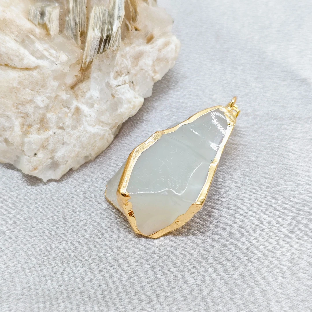 鎏金岫玉随形吊坠/HG-XYDZ-96（多样性发货）