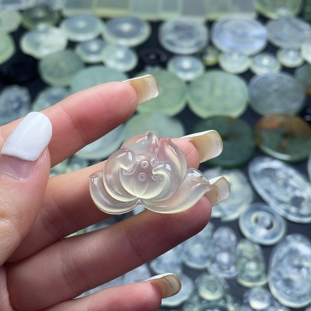 岫玉未镶嵌颈饰荷花呀