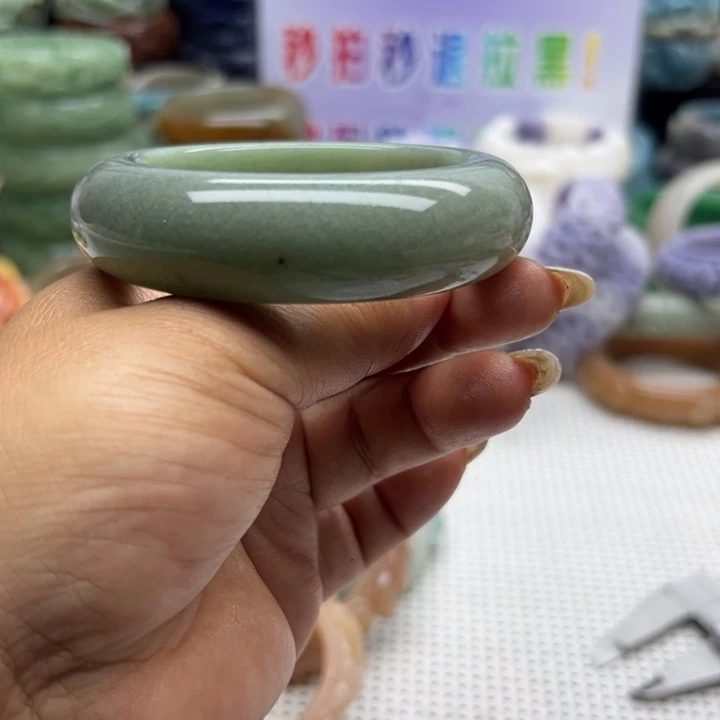 石英岩玉手镯未镶嵌R****?