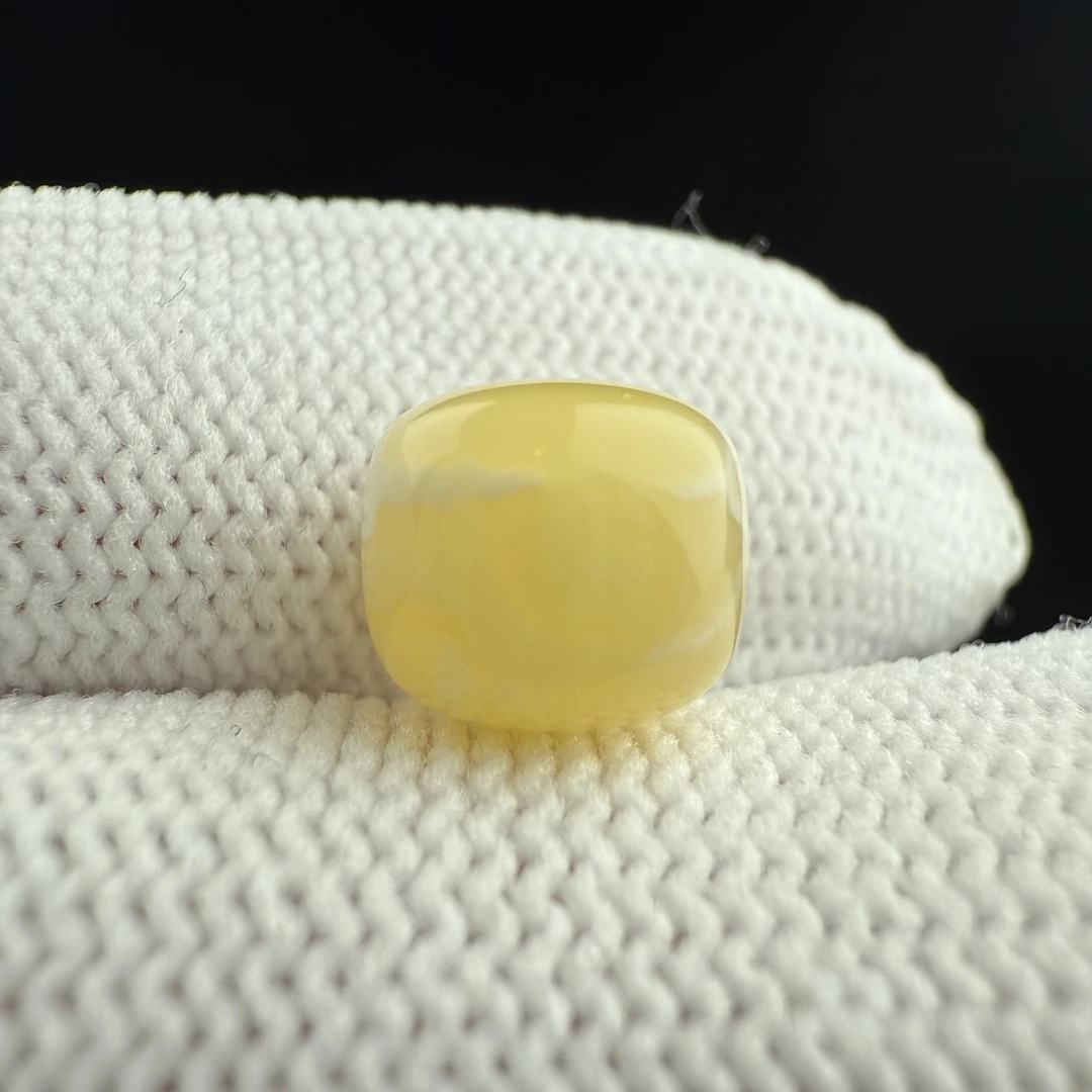 M6373天然原矿蜜蜡 瓷白墩子 8.8*7.7mm支持复检 假一罚四