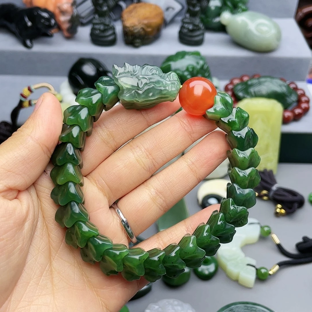 有***人和田玉未镶嵌颈饰