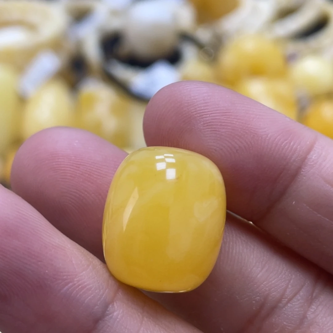 蜜蜡未镶嵌裸石15.7*16.8mm瑕疵浓蜡焦皮