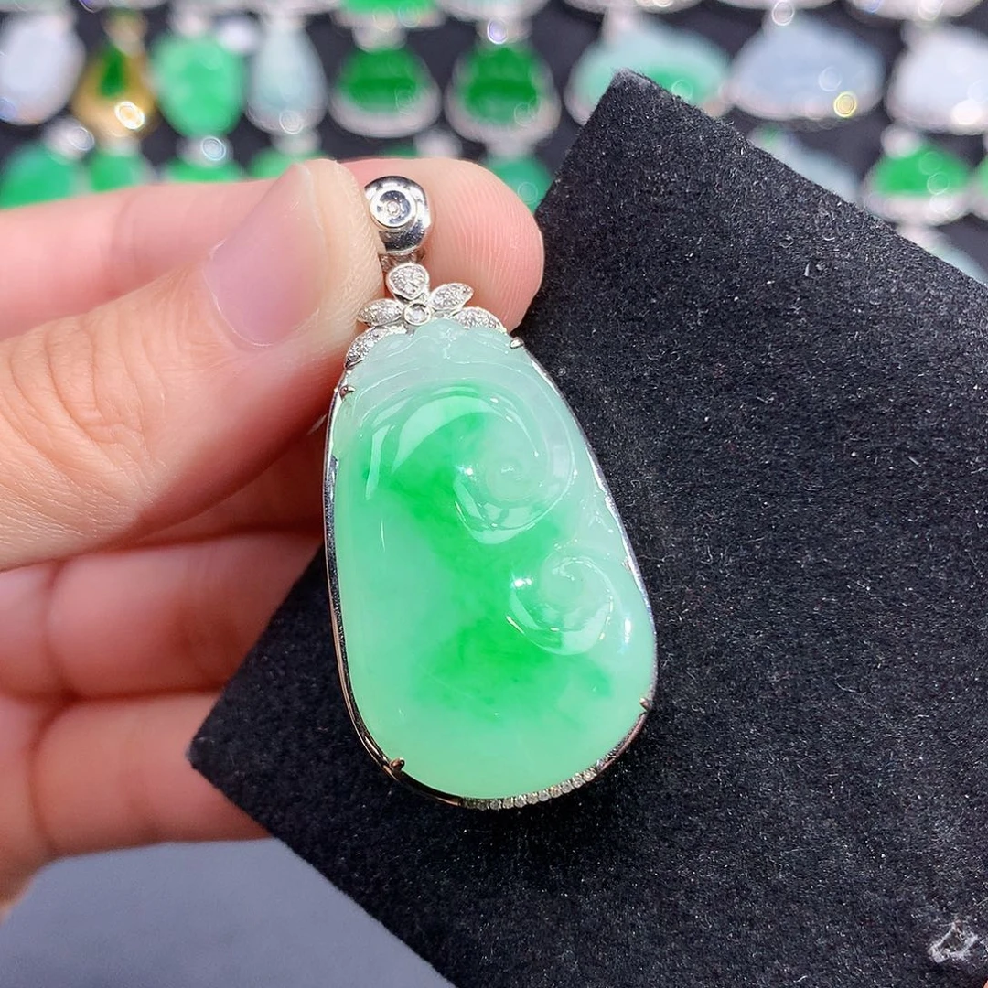 颈饰18K金镶嵌翡翠