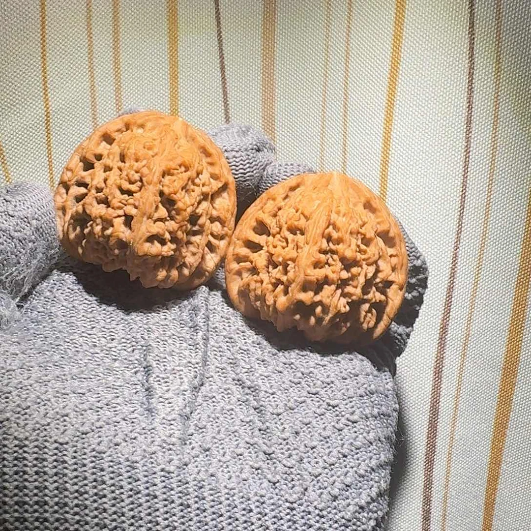 国***体文玩核桃吊坠南疆石