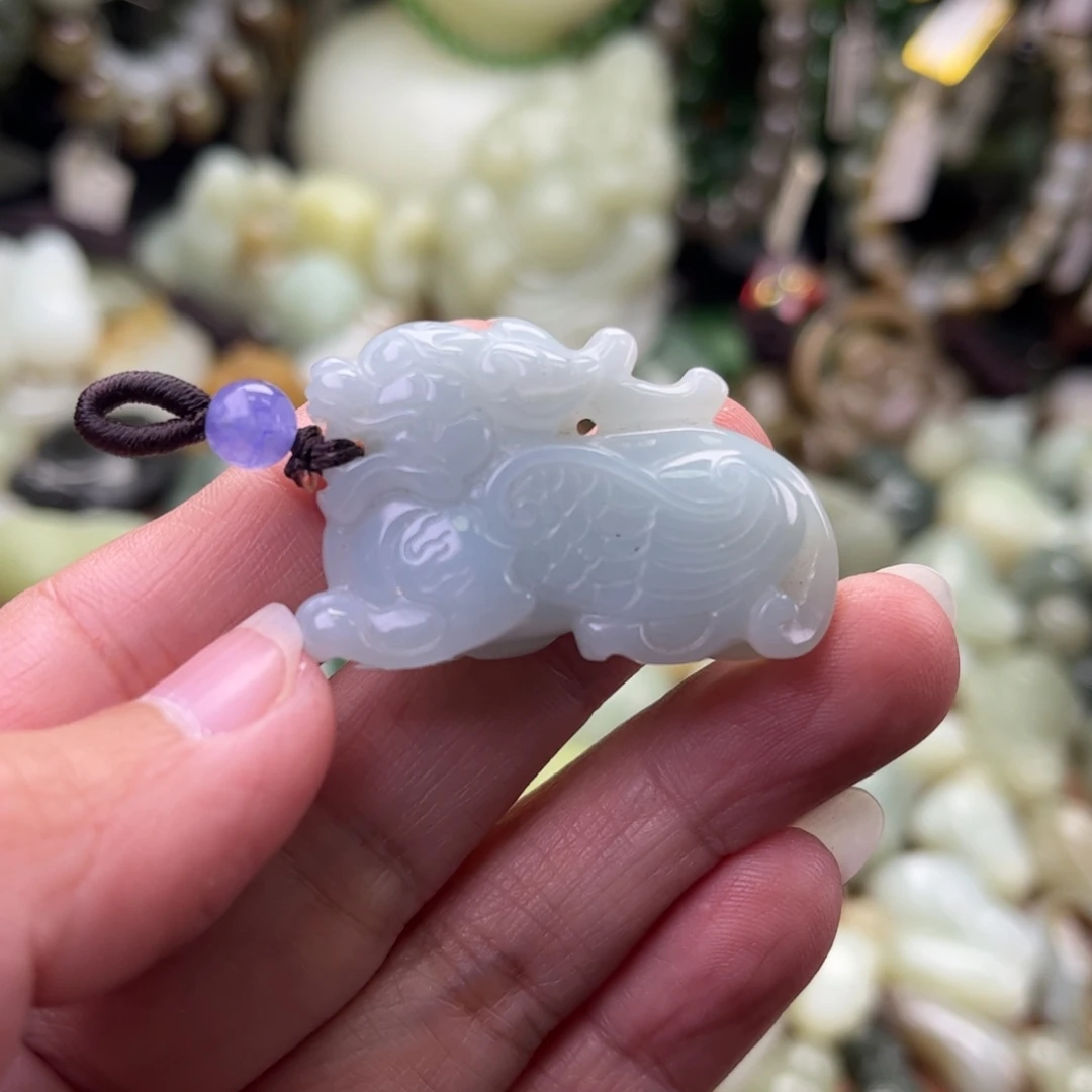 大***振翡翠未镶嵌颈饰貔貅吊坠