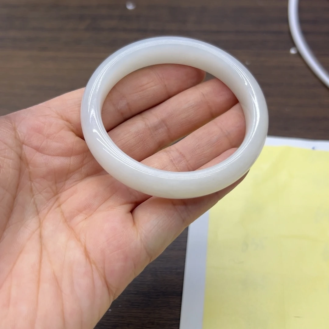 和田玉未镶嵌手镯55.3圈围586瑕