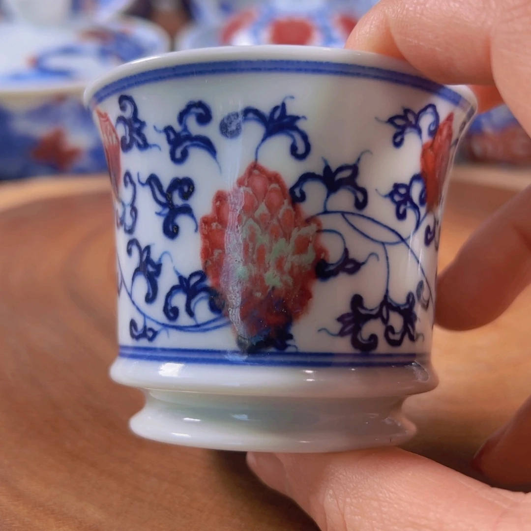 青花釉里红缠枝莲马蹄杯