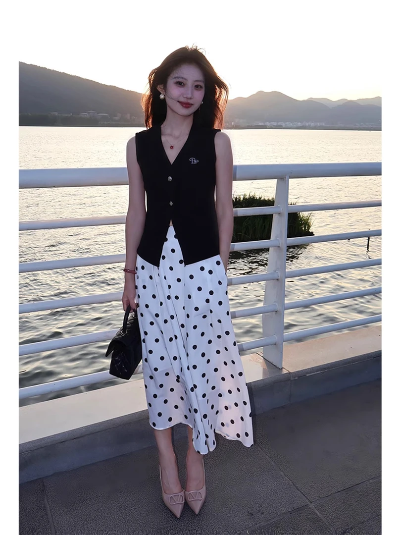 2025超火夏装一整套韩系穿搭洋气减龄黑色无袖马甲波点半身裙套装