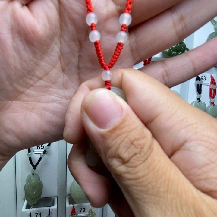 颈饰未镶嵌石英质玉