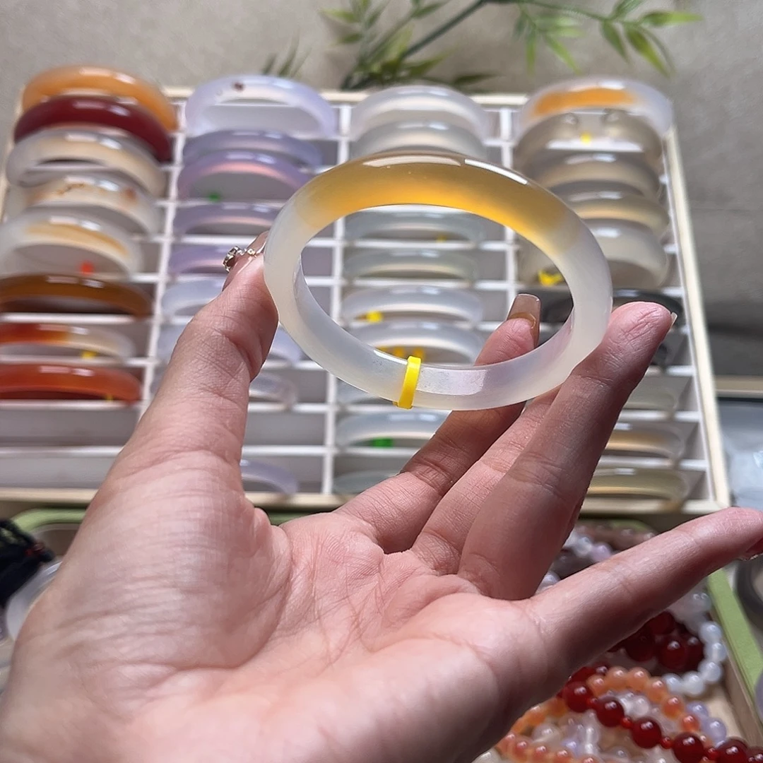 戚***安玛瑙/玉髓未镶嵌手镯