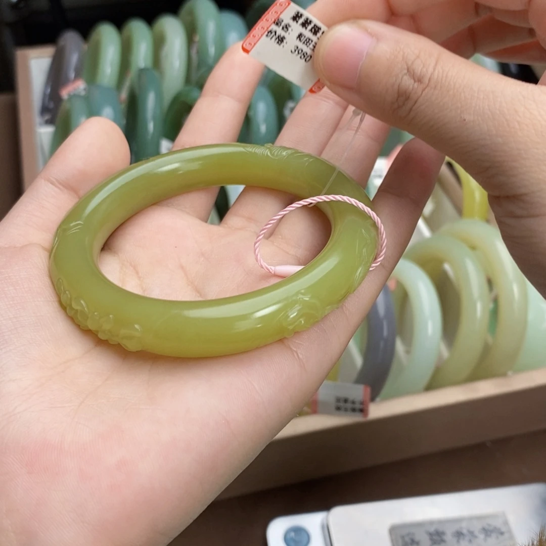 韩***卯和田玉未镶嵌手镯