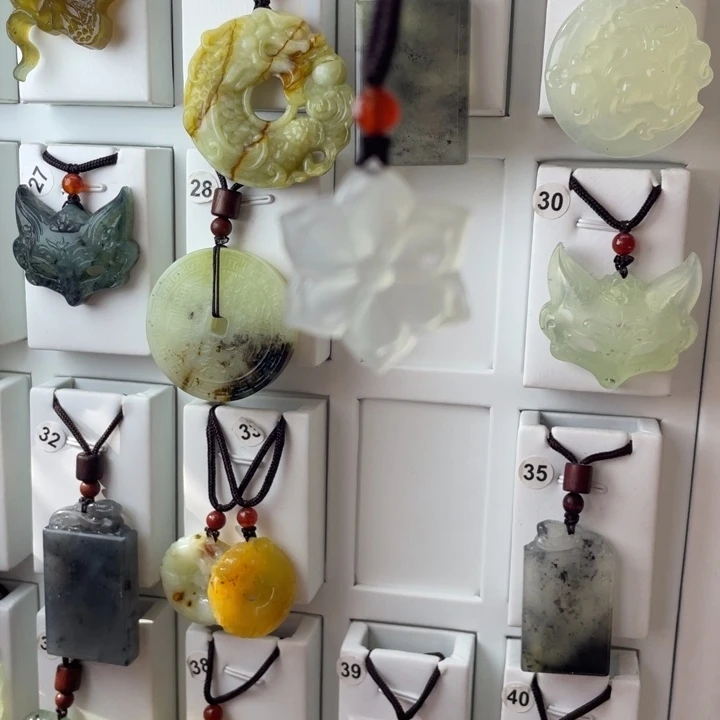 蛇纹石玉颈饰合金曹****堂