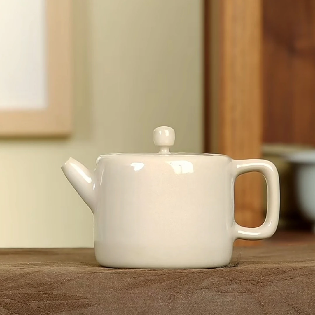 米色汲直茶壶严卫恩龙泉青瓷