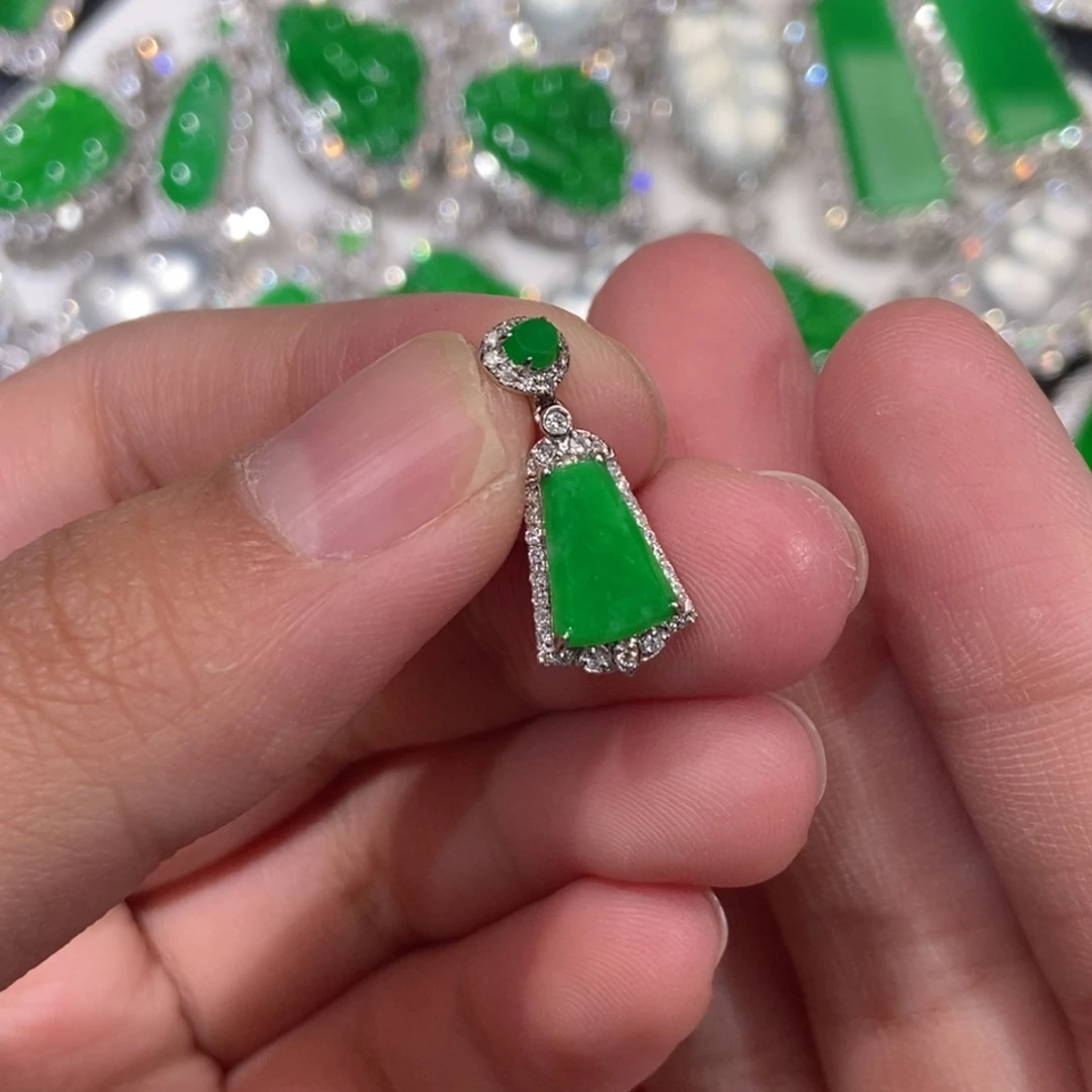 翡翠18K金镶嵌颈饰天然缅甸A货翡翠