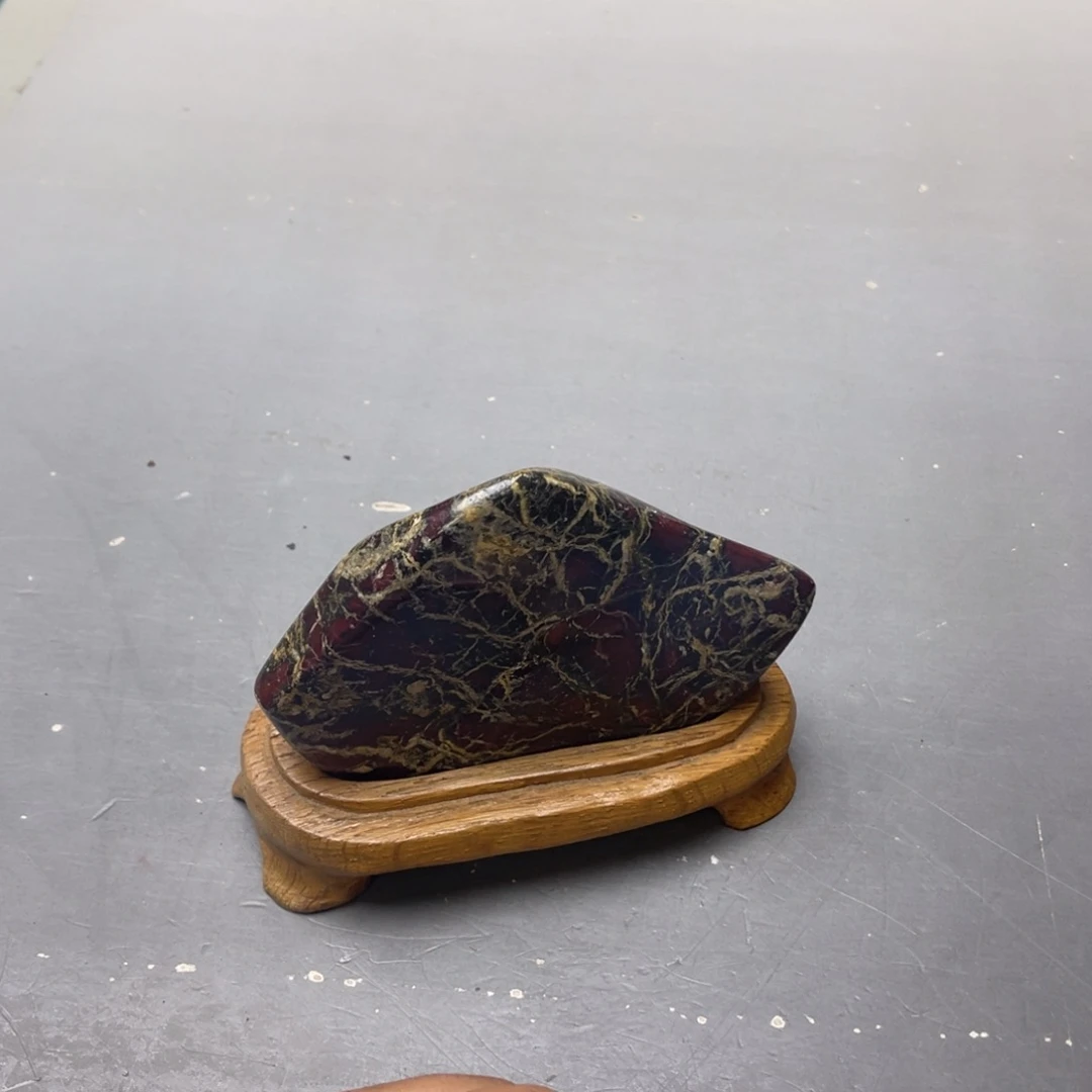 小***甲瓷片密密麻麻地铺满一