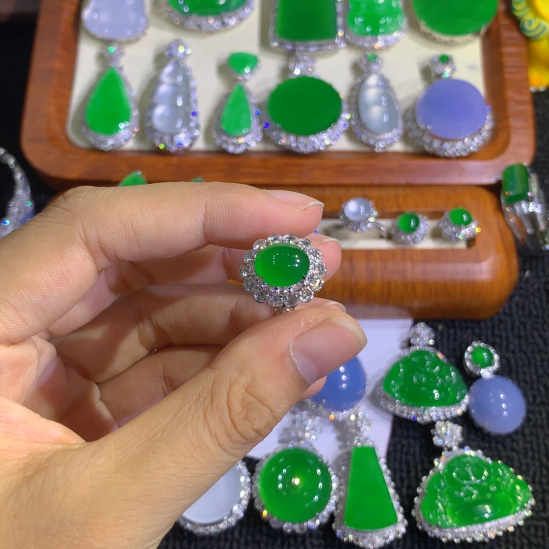 18K金镶嵌戒指翡翠88888888