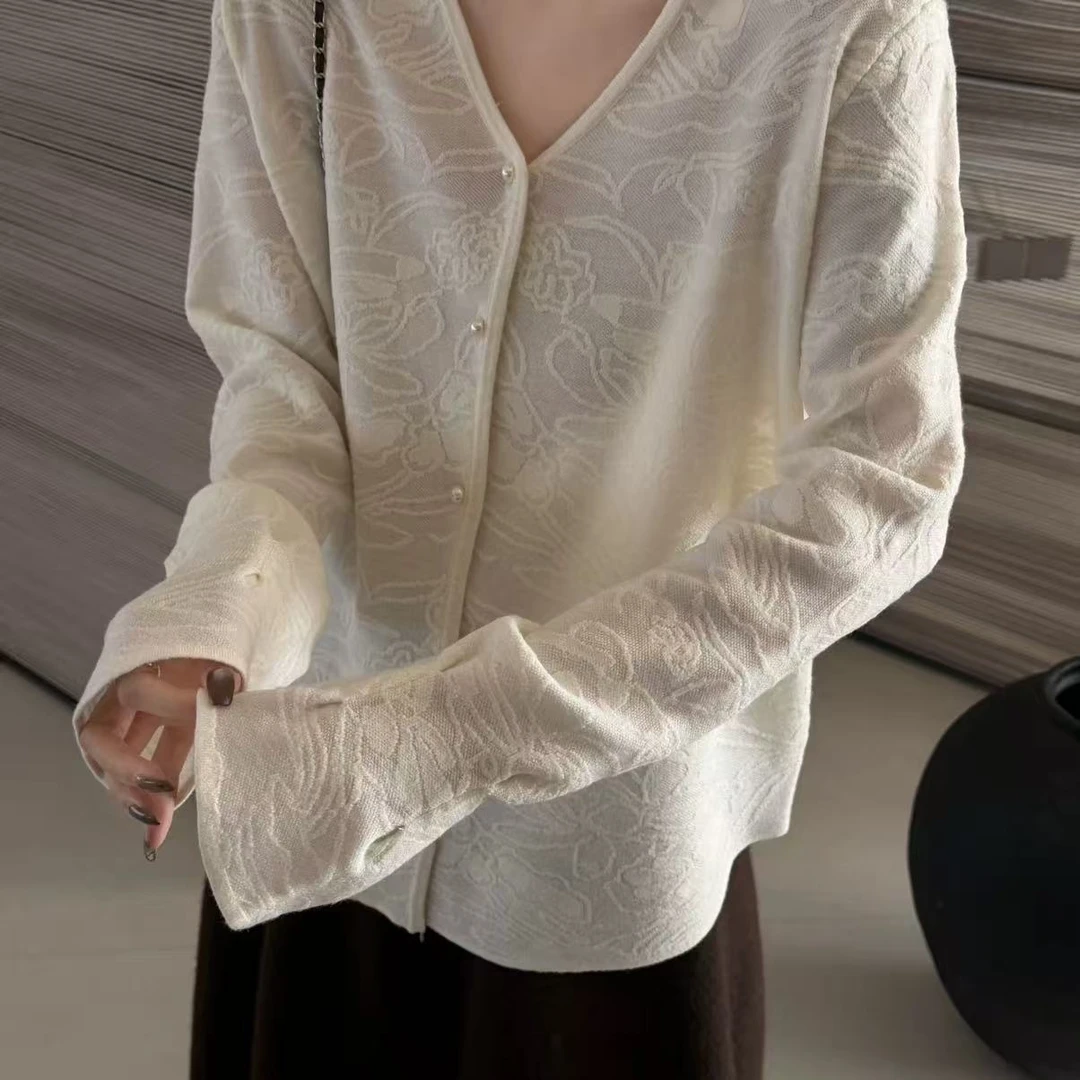 气质V领钩花毛衣