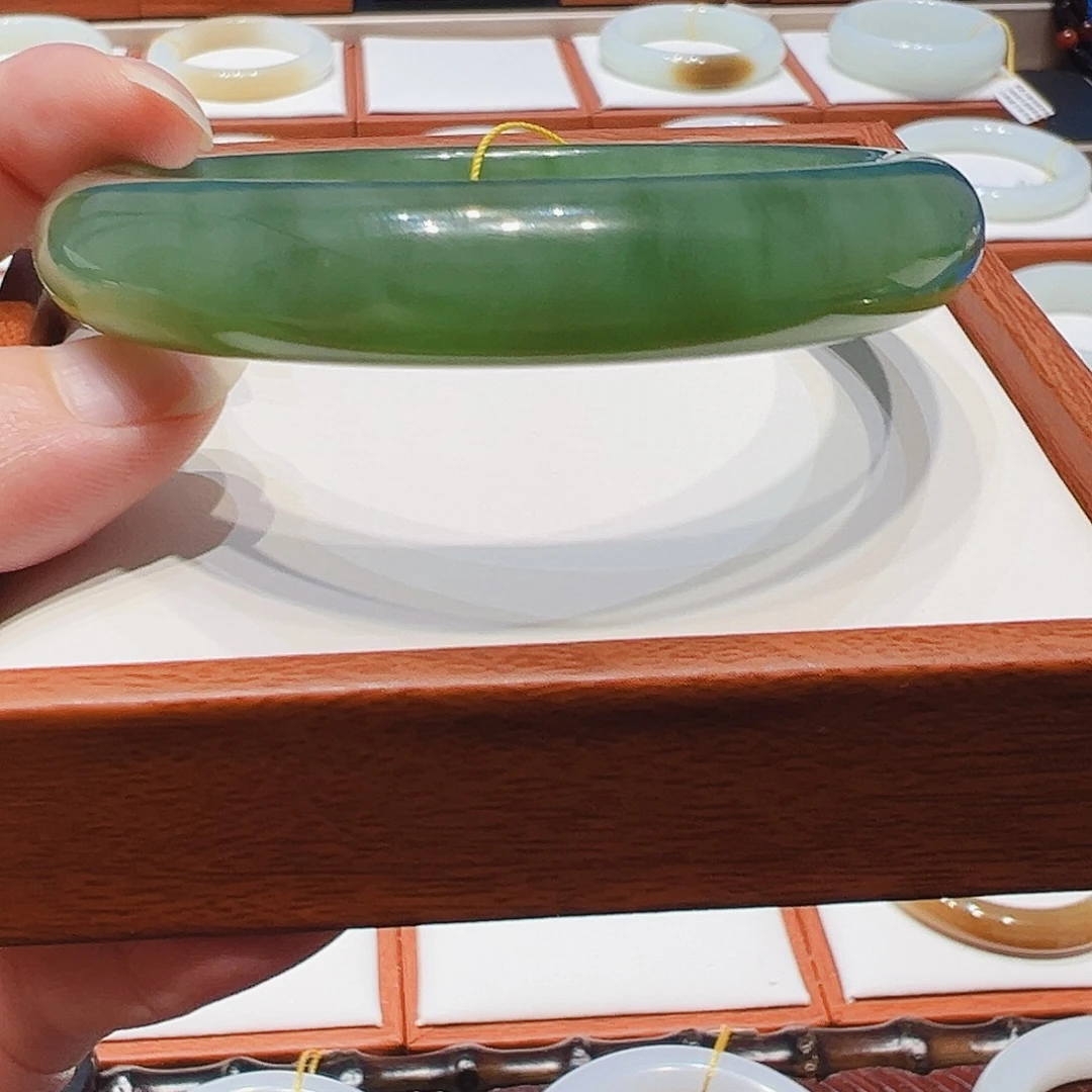 和田玉未镶嵌手镯