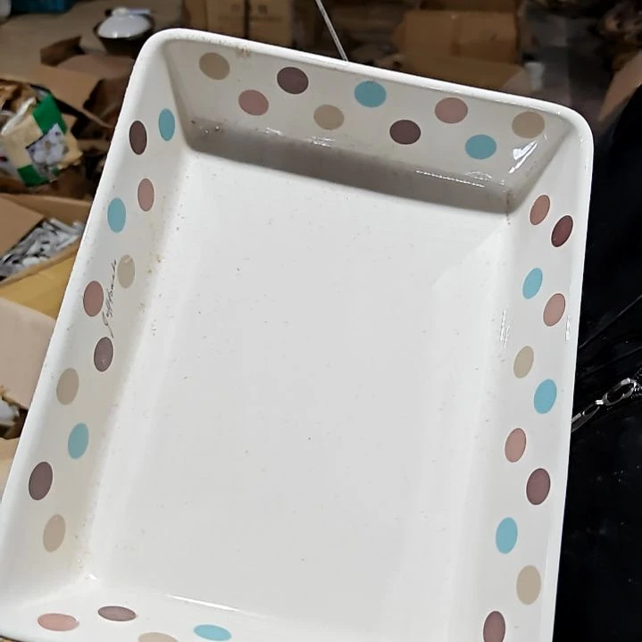 盘子碗茶壶啥都有