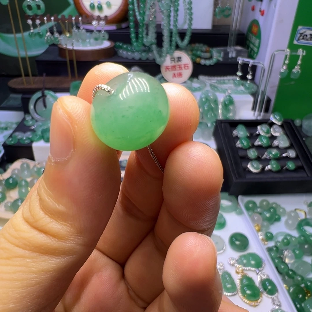颈饰未镶嵌石英质玉（非洲翠）