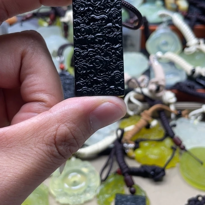 赖***频蛇纹石玉未镶嵌颈饰