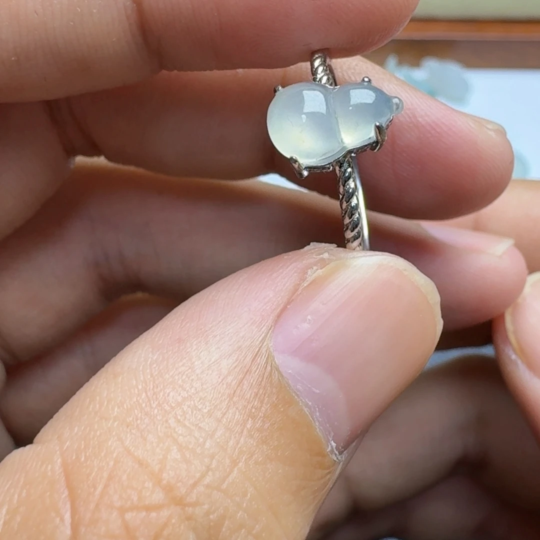 翡翠未镶嵌颈饰葫芦戒指