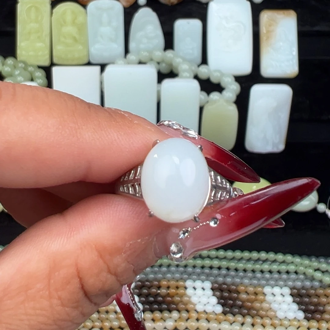 和田玉未镶嵌颈饰米达戒指