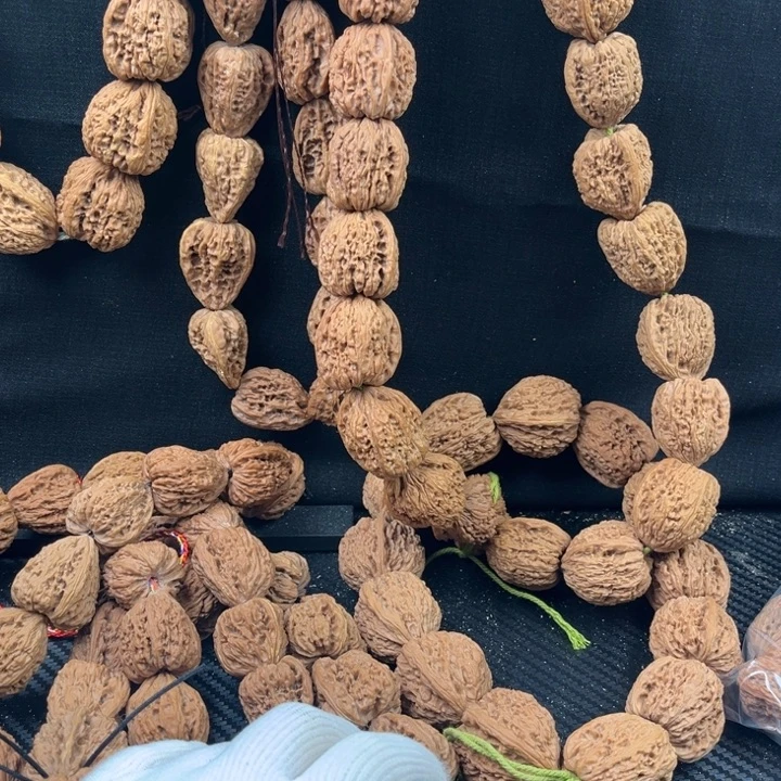 岩****大叶紫檀（黑酸枝木类）南疆石手把件