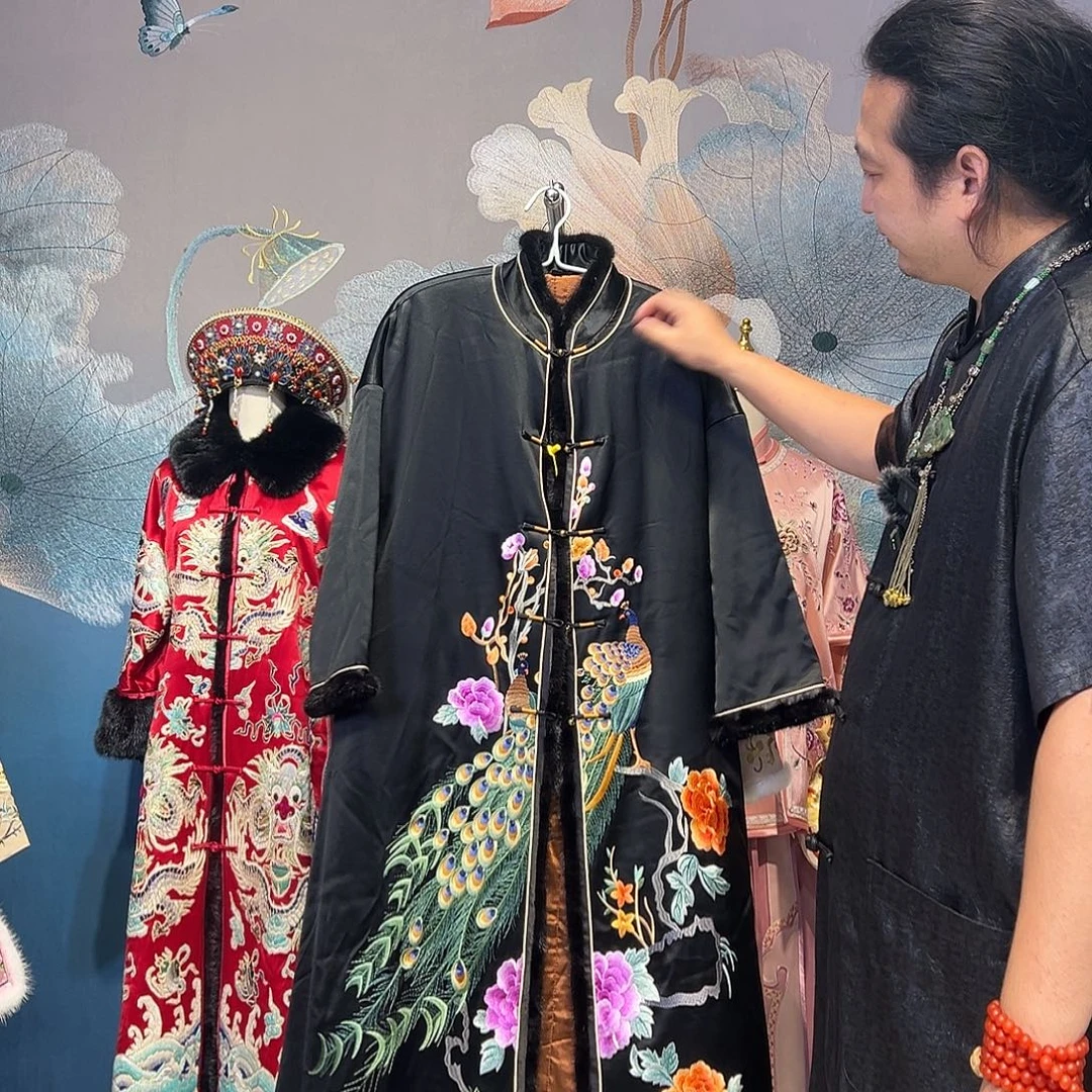 立领中开高级醋酸缎精工手推绣前满绣孔雀牡丹太太服