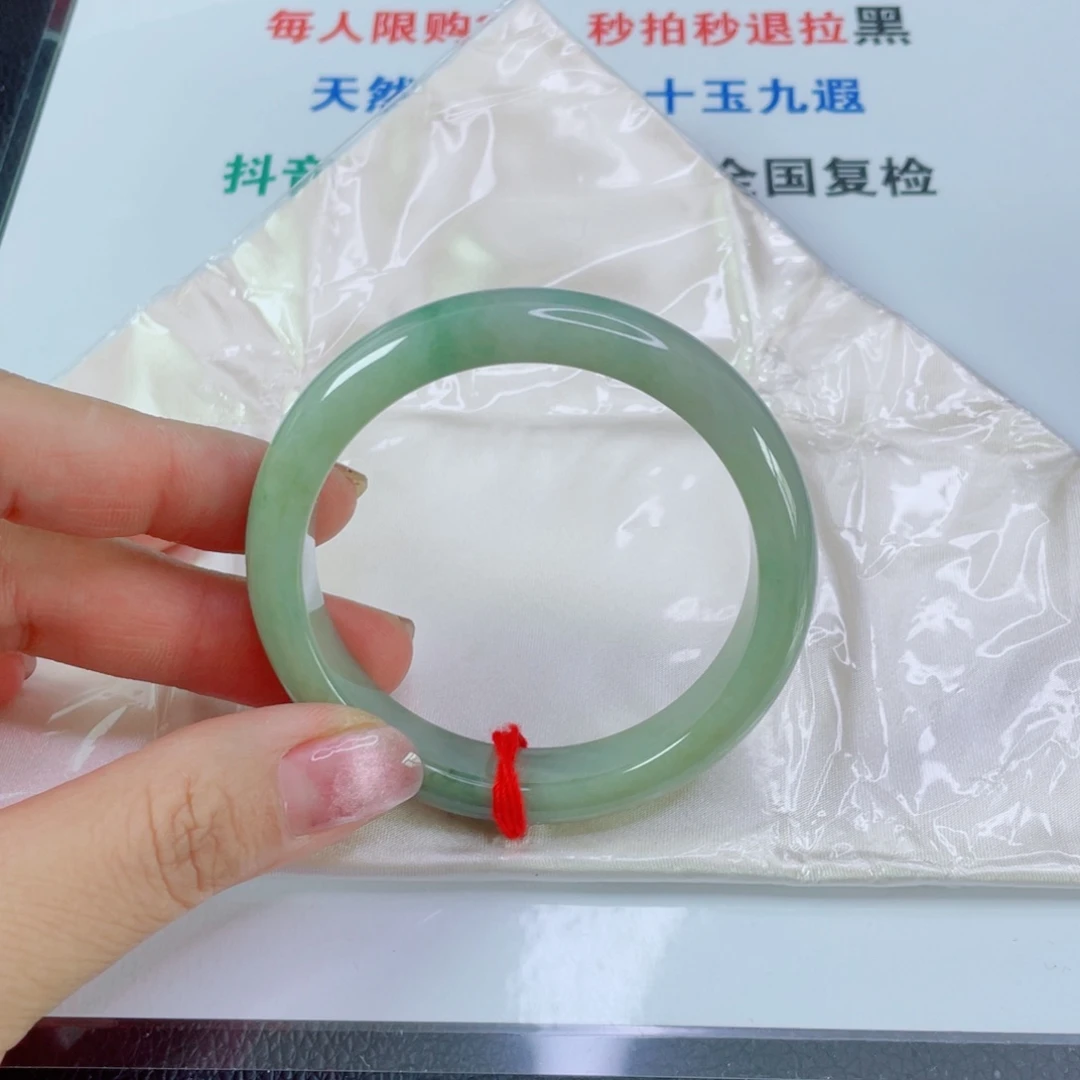 胥***心翡翠手镯未镶嵌天然