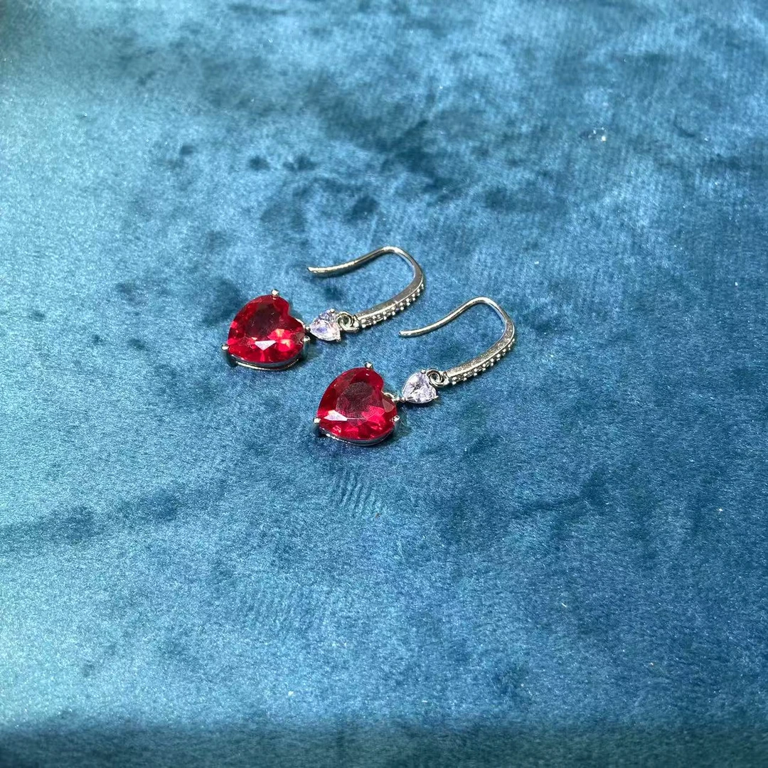 《千年甄选》中.缅C3-05红宝爱心2CT耳钩