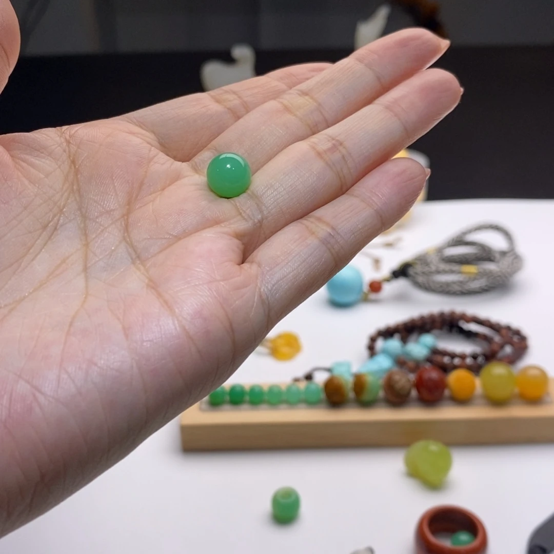 闵***龙石英质玉（缅黄）未镶嵌颈饰