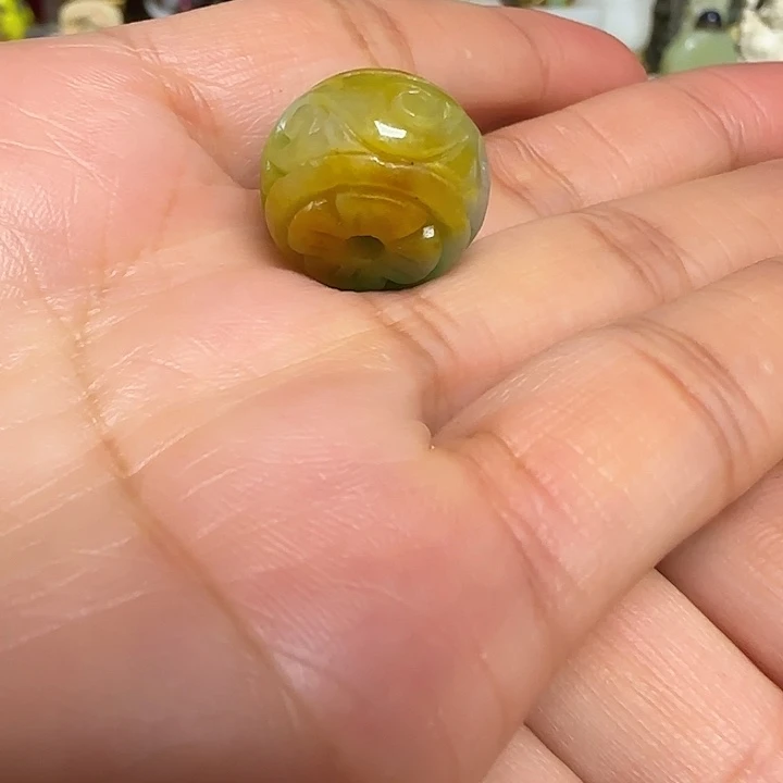 翡翠未镶嵌颈饰器物之美手工雕刻