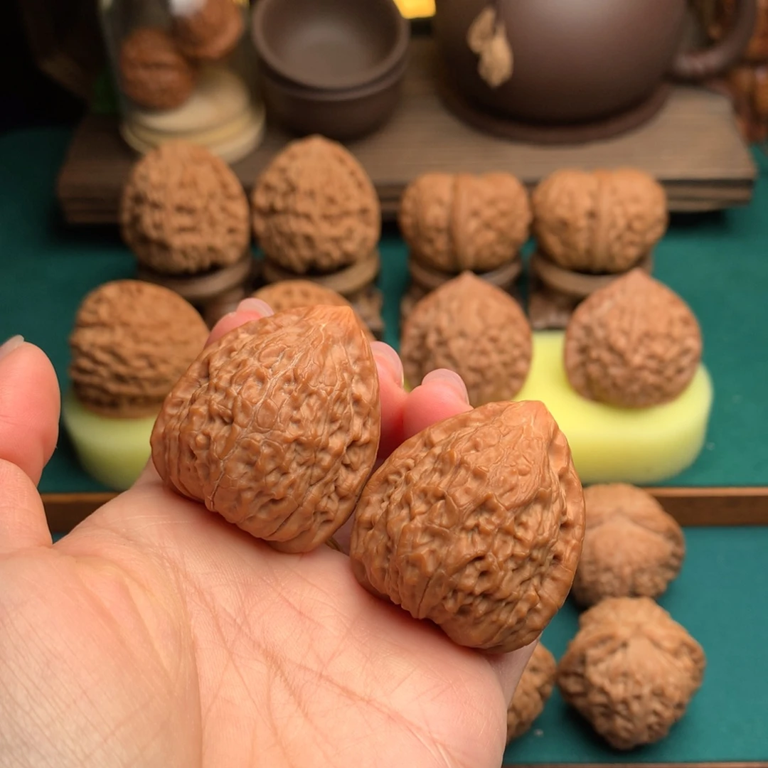 文玩核桃吊坠原树蛇王一抹红