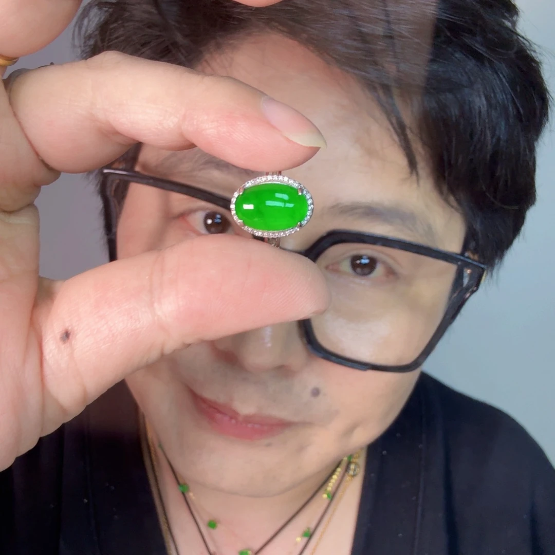 翡翠未镶嵌颈饰一件