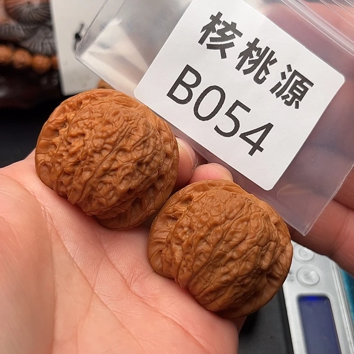 文玩核桃吊坠血麒麟