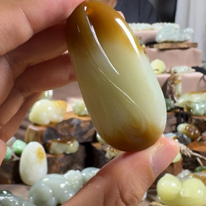 颈饰未镶嵌和田玉（糖玉）