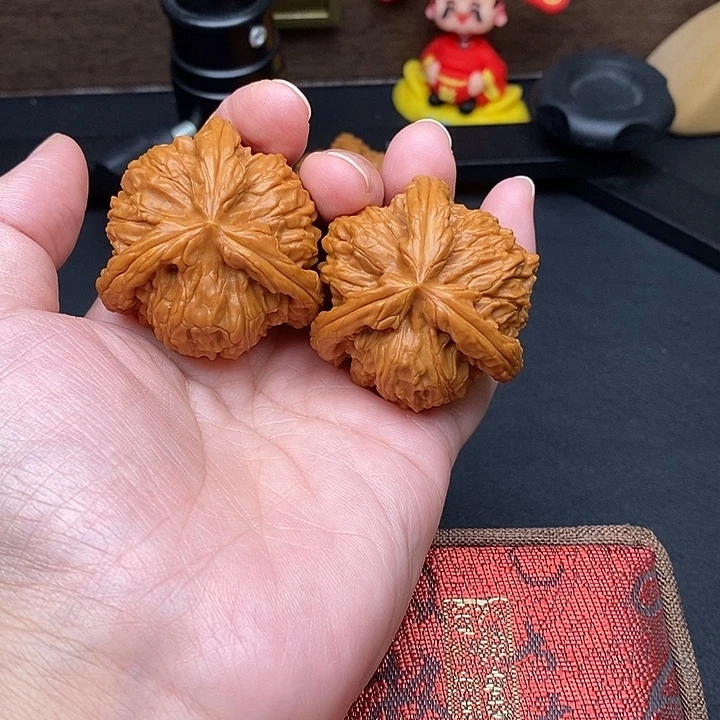 偏***光文玩核桃把件白奔