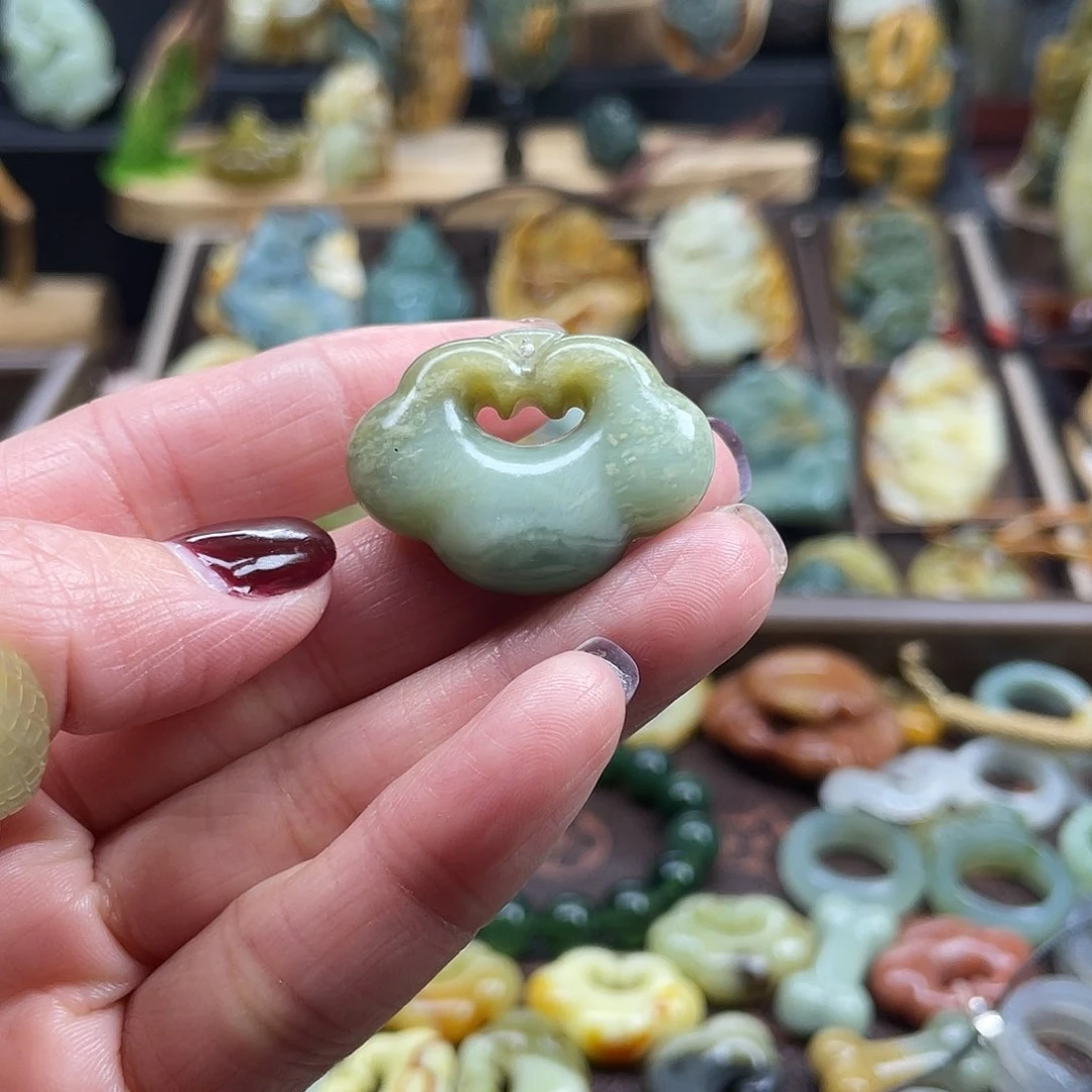 蛇纹石玉颈饰未镶嵌恋****蛋花玉锁