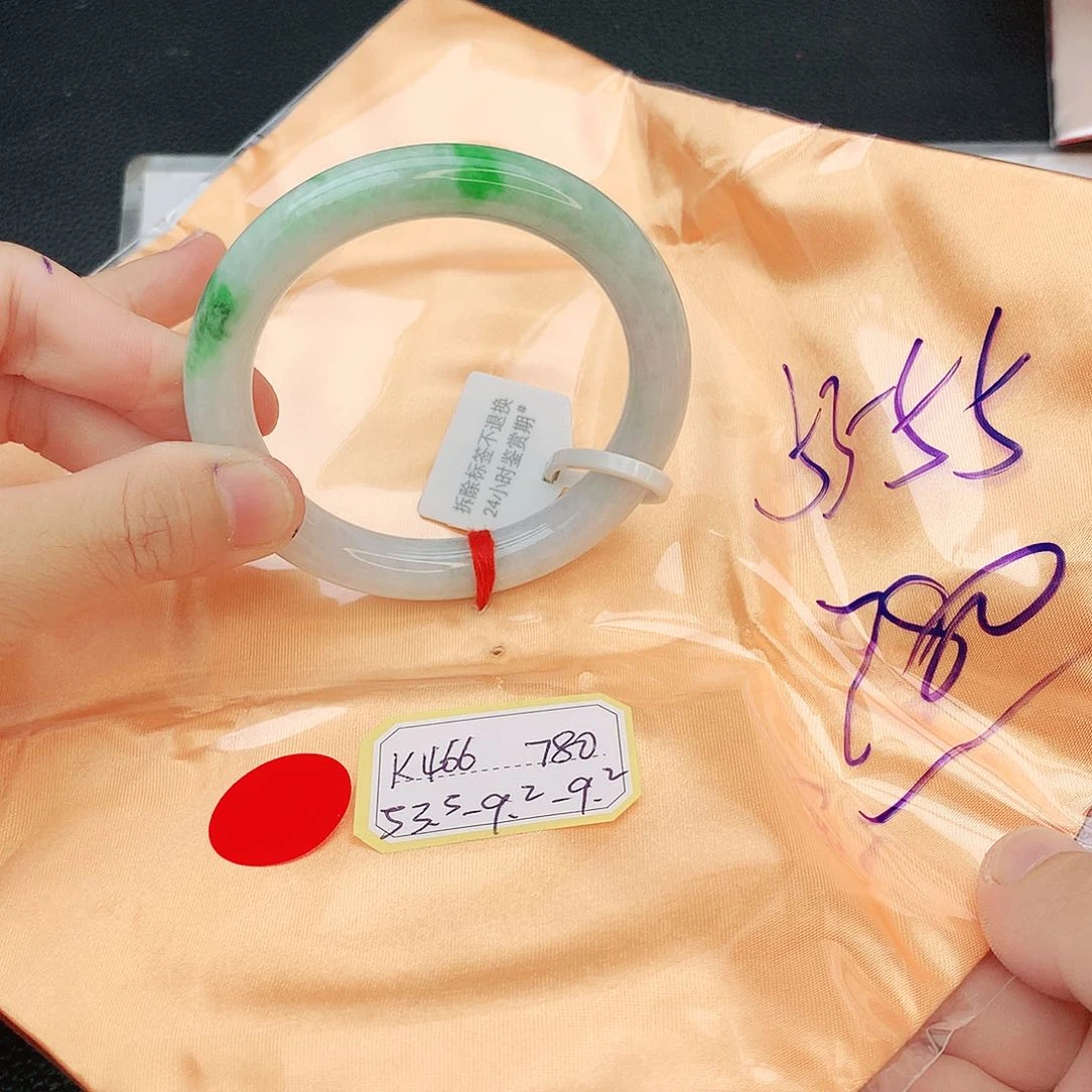 翡翠手镯未镶嵌翡翠