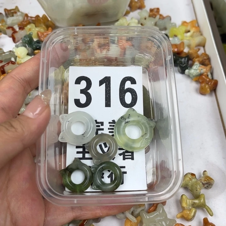蛇纹石玉足银镀金镶嵌颈饰