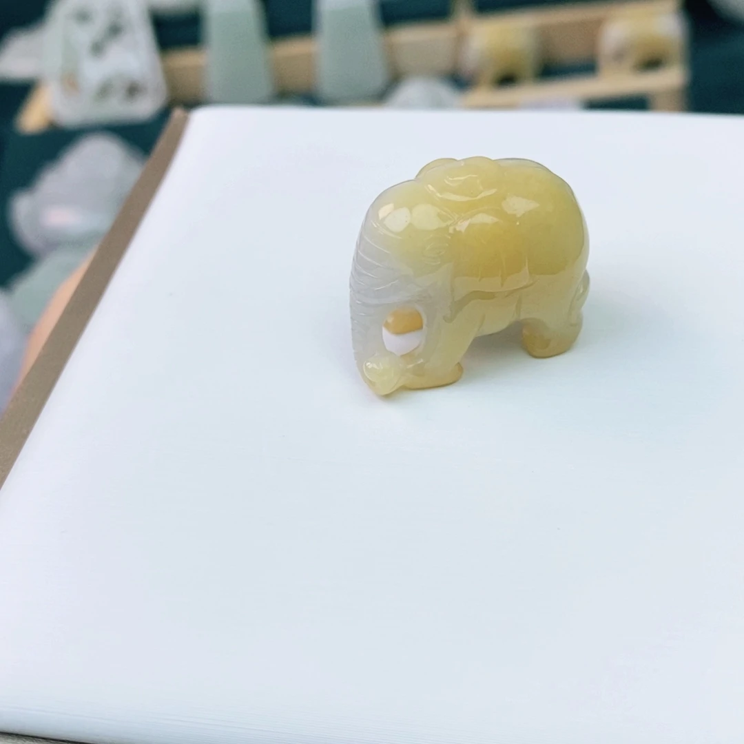 翡翠未镶嵌颈饰象