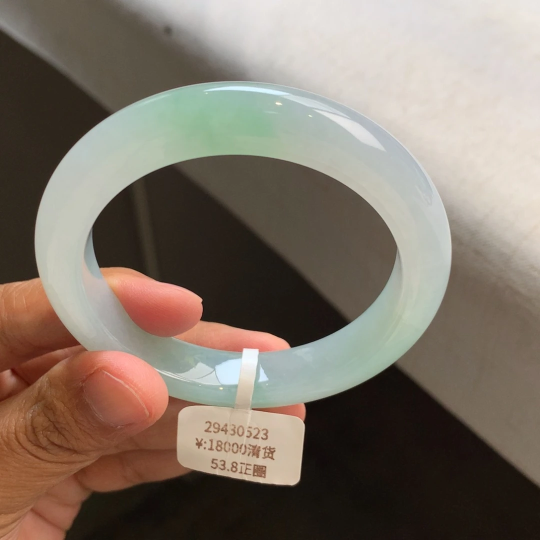 翡翠手镯未镶嵌浅冰绿手镯