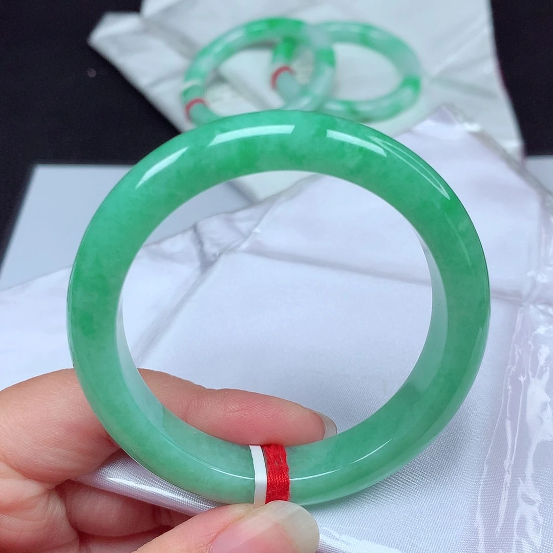 翡翠手镯未镶嵌满绿