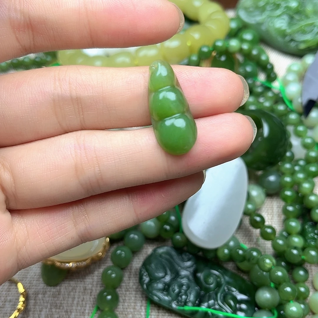 颈饰未镶嵌和田玉（碧玉）