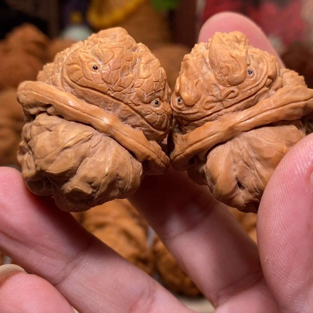 文玩核桃把件纯手工雕刻龙蛇蟾