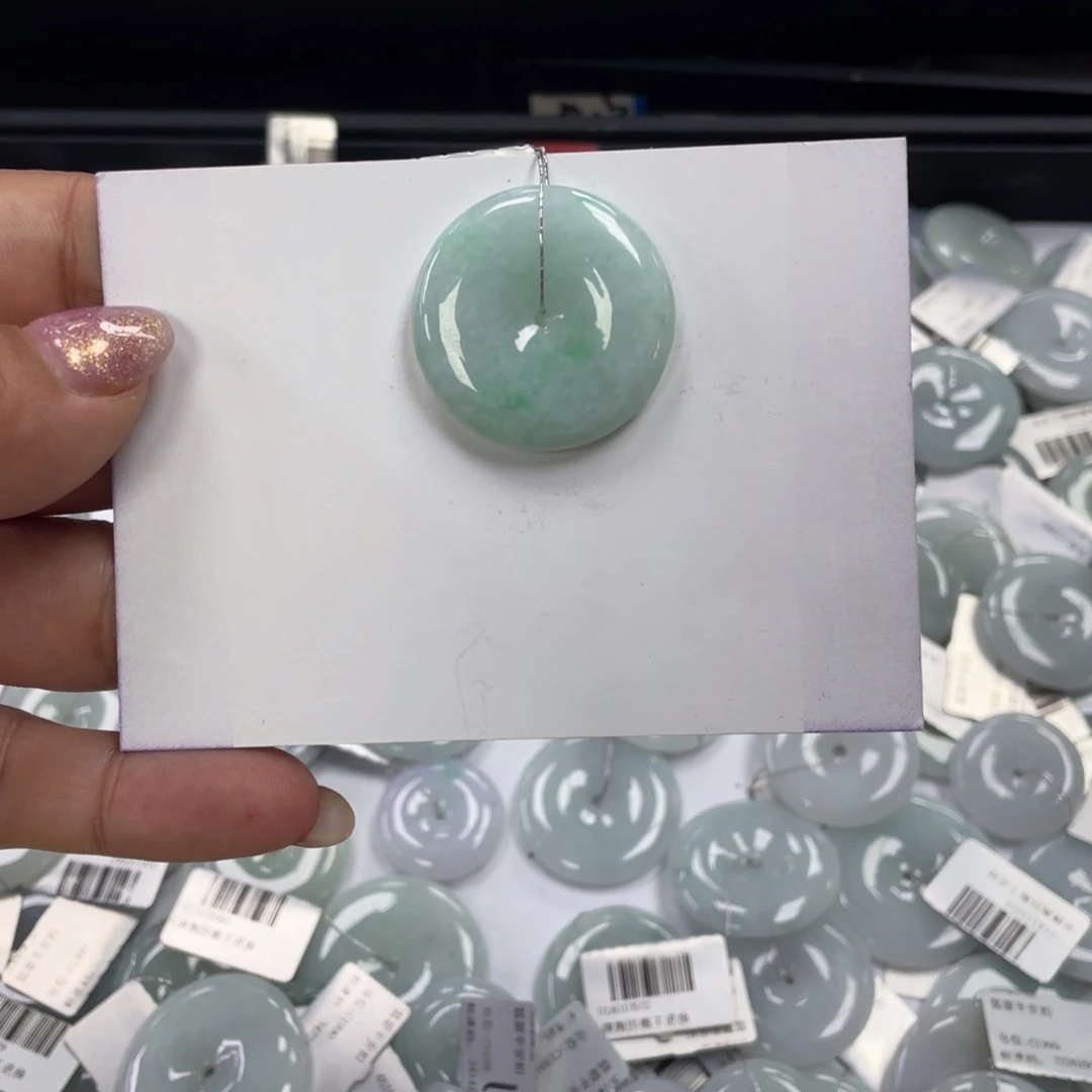 翡翠颈饰未镶嵌平安扣