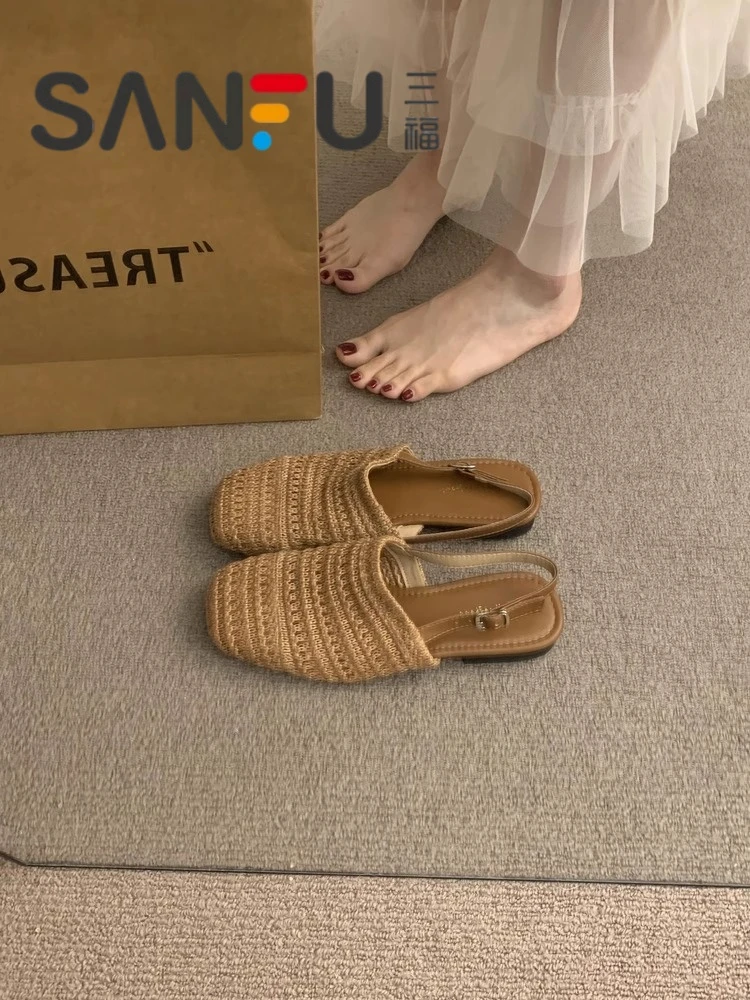 三福粗跟浅口草编包头后空凉鞋女鞋子2025夏季新款平底一字带单鞋